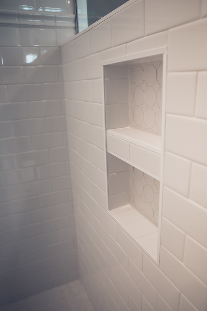 Modern inredning av ett mellanstort en-suite badrum, med skåp i shakerstil, vita skåp, ett fristående badkar, en hörndusch, vit kakel, tunnelbanekakel, grå väggar, klinkergolv i porslin, ett undermonterad handfat, bänkskiva i kvarts, vitt golv och dusch med gångjärnsdörr