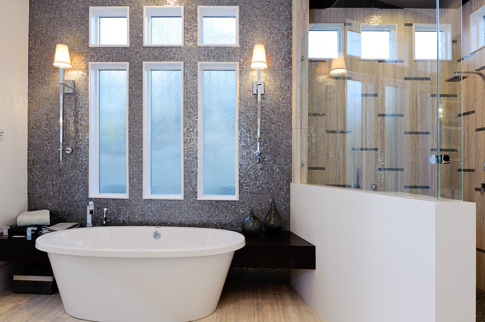 Modelo de cuarto de baño minimalista con bañera exenta y baldosas y/o azulejos en mosaico