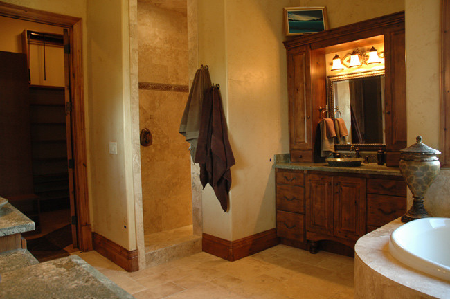 Inspiration för ett stort rustikt en-suite badrum, med möbel-liknande, ett platsbyggt badkar, en öppen dusch, beige väggar, travertin golv, skåp i mörkt trä, beige kakel, travertinkakel, ett fristående handfat, granitbänkskiva, beiget golv och med dusch som är öppen