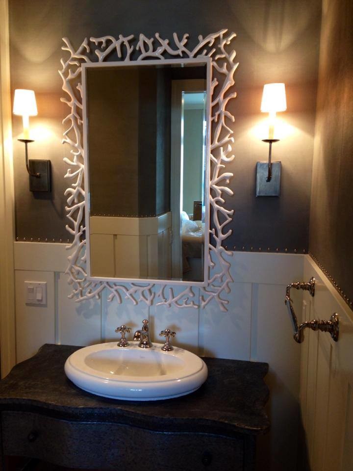 Inredning av ett klassiskt litet svart svart badrum med dusch, med beige väggar, möbel-liknande, svarta skåp, en toalettstol med separat cisternkåpa, ljust trägolv, ett fristående handfat, bänkskiva i täljsten och brunt golv