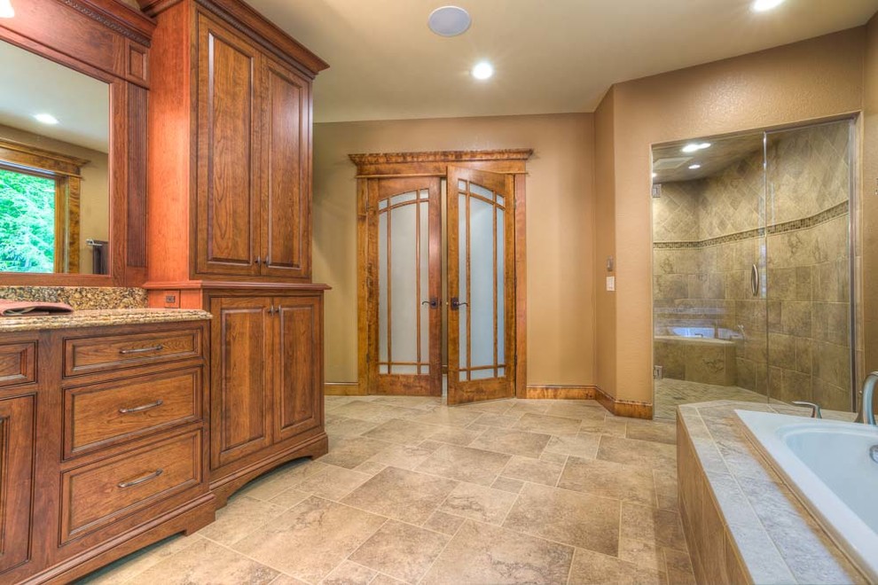 Foto di una grande stanza da bagno padronale tradizionale con ante in legno scuro, piastrelle marroni e pareti beige