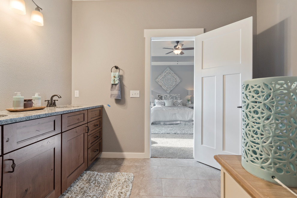 Lantlig inredning av ett mellanstort en-suite badrum, med skåp i shakerstil, skåp i mellenmörkt trä, en hörndusch, grå väggar, ett undermonterad handfat, granitbänkskiva och med dusch som är öppen