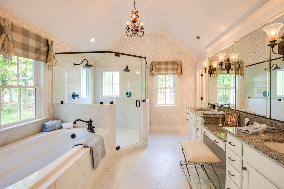 Свежая идея для дизайна: ванная комната: освещение в классическом стиле с врезной раковиной, плоскими фасадами, бежевыми фасадами, накладной ванной и двойным душем - отличное фото интерьера