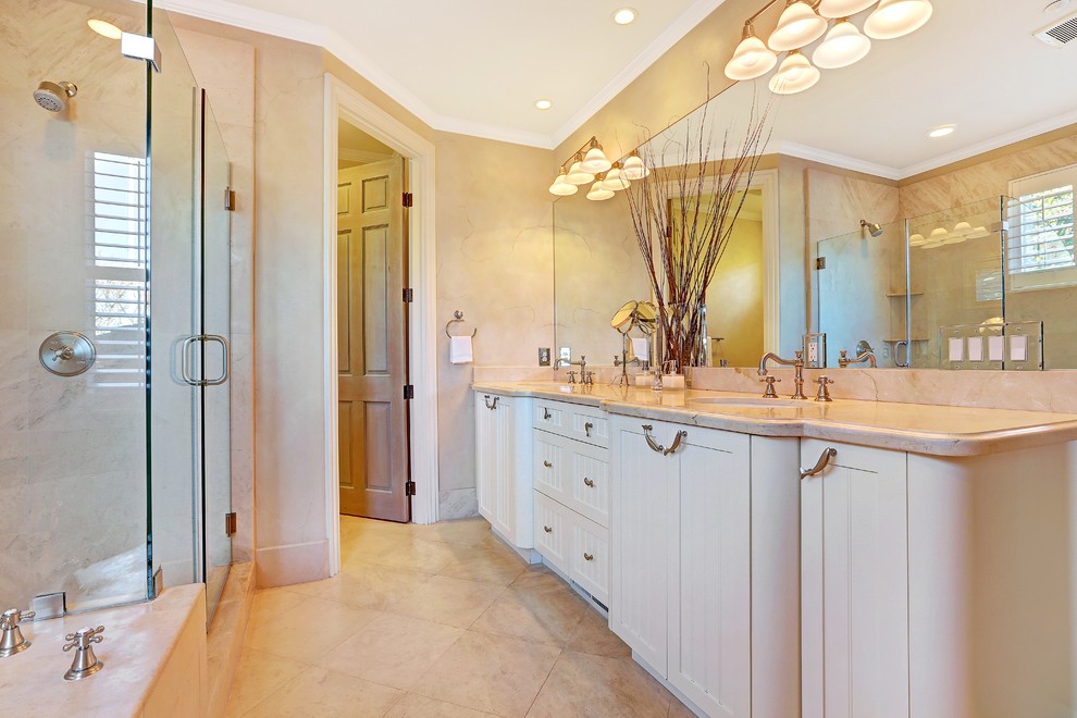 Пример оригинального дизайна: большая главная ванная комната в морском стиле с врезной раковиной, плоскими фасадами, белыми фасадами, бежевой плиткой, бежевыми стенами и полом из керамогранита