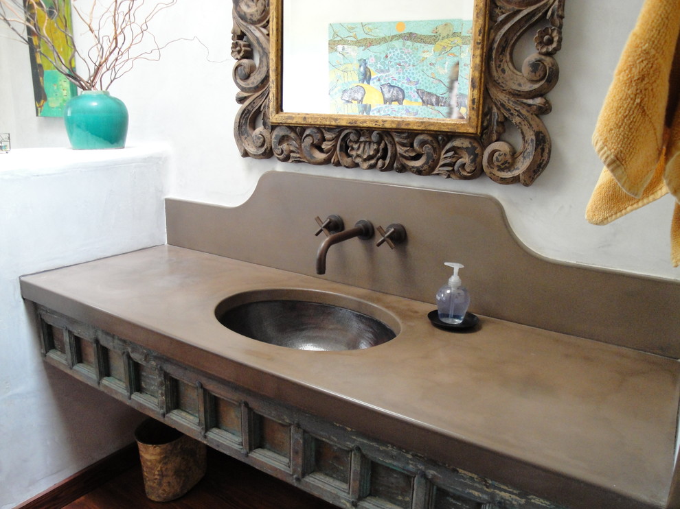 Стильный дизайн: главная ванная комната среднего размера в средиземноморском стиле с белыми стенами, полом из терракотовой плитки, подвесной раковиной, столешницей из бетона и красным полом - последний тренд