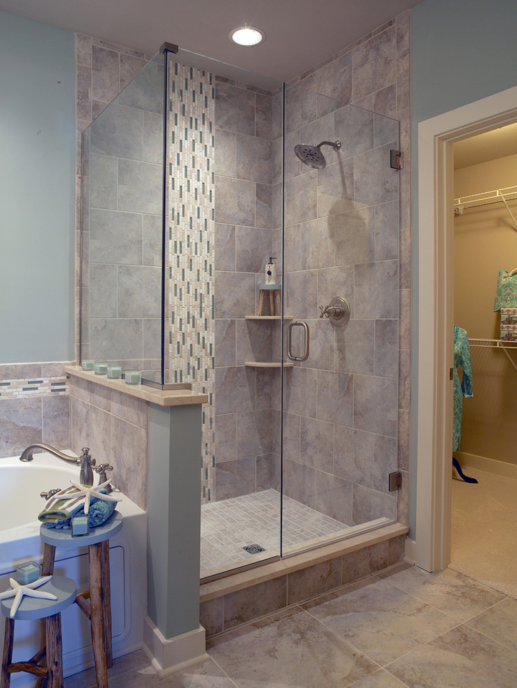 Inredning av ett klassiskt mellanstort en-suite badrum, med grå kakel, keramikplattor, blå väggar, klinkergolv i keramik, en hörndusch, skåp i shakerstil, vita skåp och ett platsbyggt badkar
