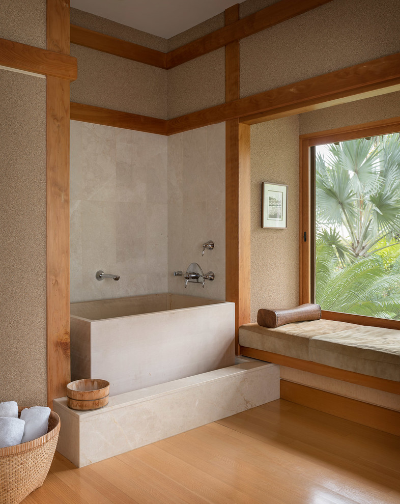 Großes Asiatisches Badezimmer En Suite mit japanischer Badewanne, Eckdusche, beigen Fliesen, Kalkfliesen, beiger Wandfarbe, offener Dusche, hellbraunen Holzschränken, braunem Holzboden und braunem Boden in Hawaii