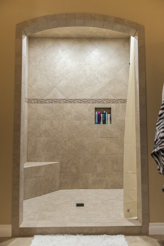 На фото: большая главная ванная комната в классическом стиле с бежевой плиткой, керамогранитной плиткой, полом из керамогранита, бежевым полом, душевой комнатой, желтыми стенами и открытым душем с