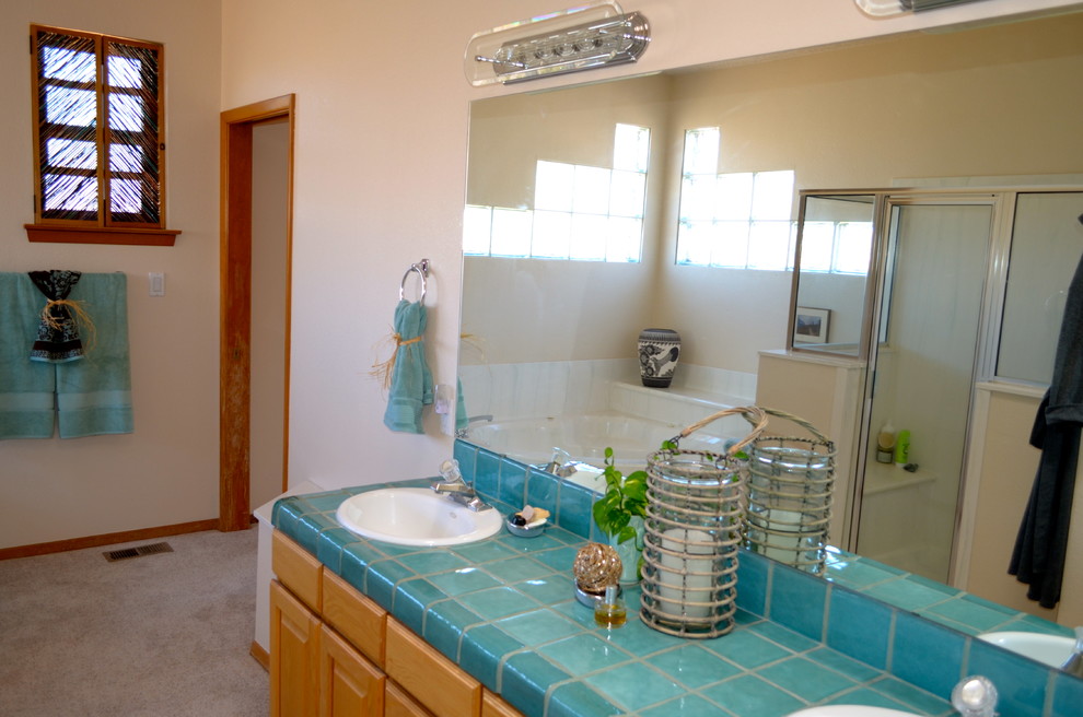 Exempel på ett stort amerikanskt en-suite badrum, med ett nedsänkt handfat, luckor med infälld panel, skåp i mellenmörkt trä, kaklad bänkskiva, en hörndusch, en toalettstol med separat cisternkåpa, blå kakel, keramikplattor och vita väggar