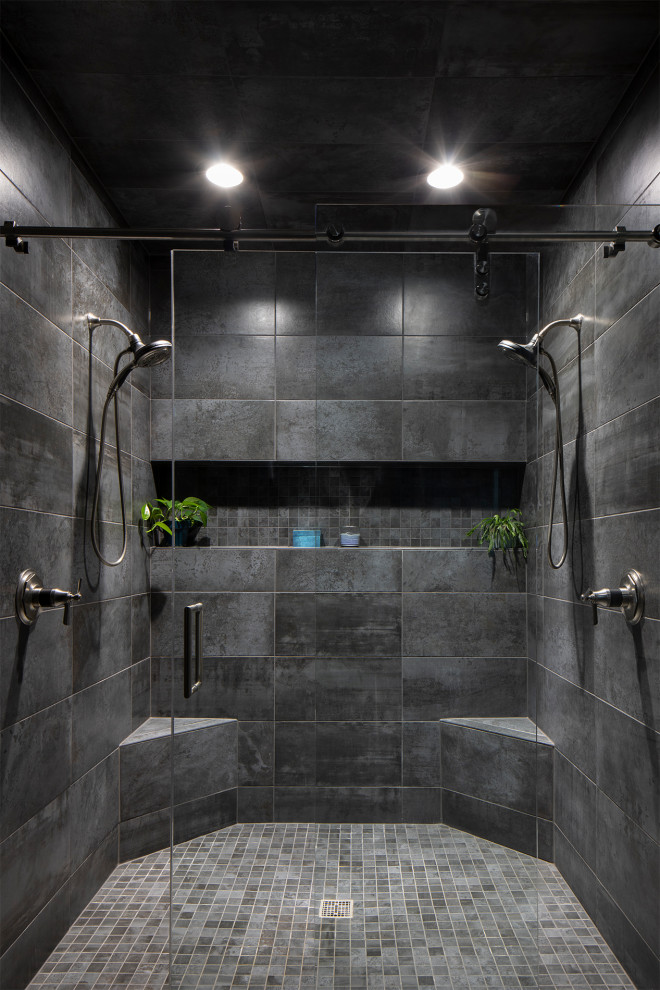 На фото: большая главная ванная комната с плоскими фасадами, серыми фасадами, двойным душем, серой плиткой, цементной плиткой, серыми стенами, полом из цементной плитки, врезной раковиной, столешницей из гранита, серым полом, душем с распашными дверями и черной столешницей