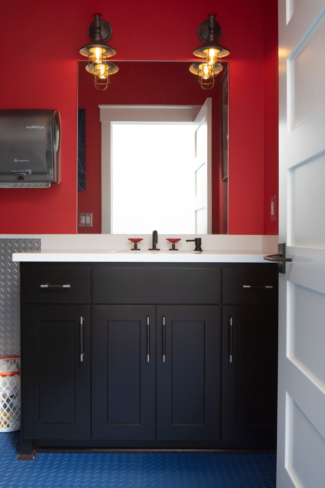 Aménagement d'une salle de bain de taille moyenne pour enfant avec un placard à porte plane, des portes de placard noires, un carrelage rouge, un mur rouge, un lavabo encastré, un plan de toilette en quartz modifié, un sol bleu et un plan de toilette blanc.