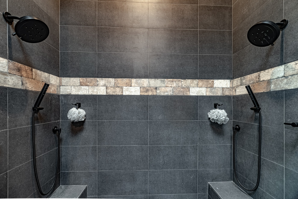 На фото: большая главная ванная комната в стиле рустика с плоскими фасадами, черными фасадами, гидромассажной ванной, душем в нише, раздельным унитазом, черной плиткой, керамической плиткой, бежевыми стенами, полом из керамической плитки, врезной раковиной, столешницей из искусственного камня, черным полом, открытым душем и разноцветной столешницей с