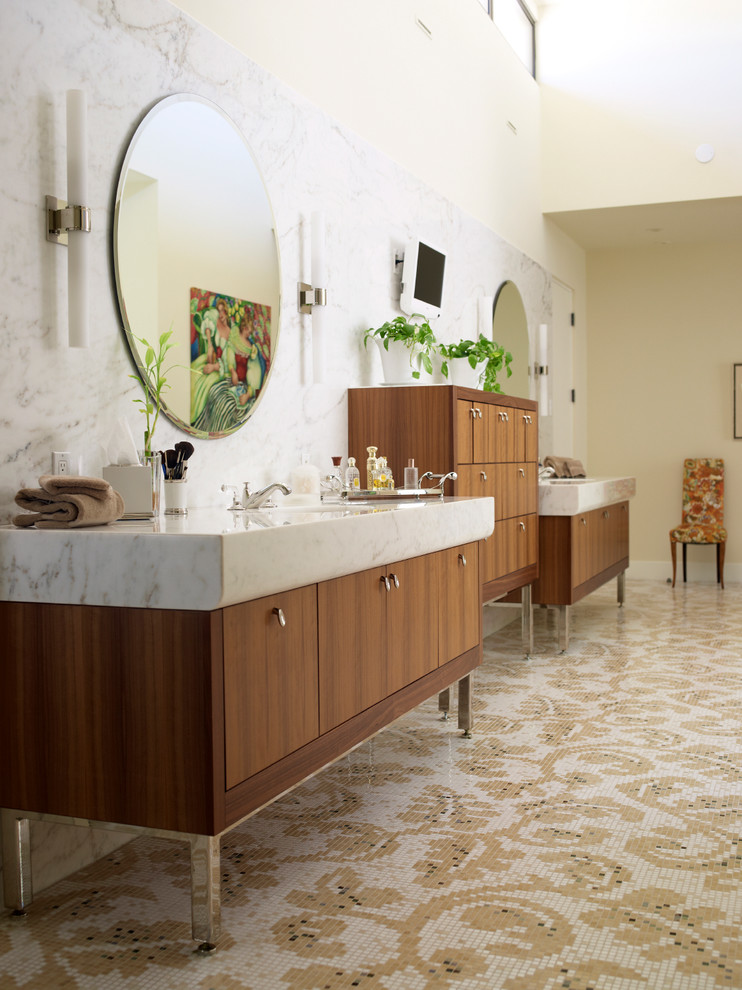 Idee per una stanza da bagno minimal con ante lisce, ante in legno bruno, pareti beige e pavimento con piastrelle a mosaico