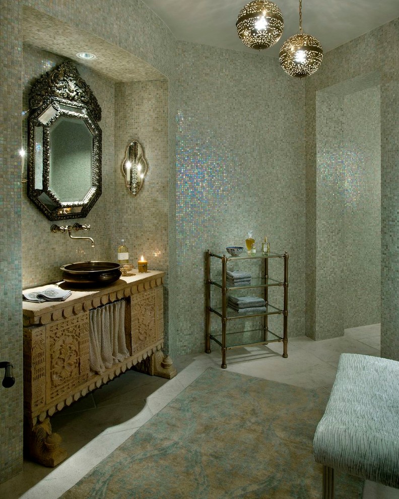 フェニックスにある地中海スタイルのおしゃれな浴室 (ベッセル式洗面器、中間色木目調キャビネット、アルコーブ型シャワー、モザイクタイル、ベージュのタイル) の写真