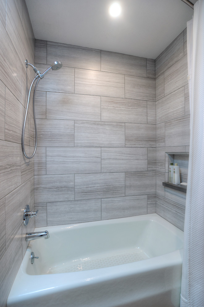 Idéer för ett mellanstort modernt badrum för barn, med ett undermonterad handfat, luckor med infälld panel, grå skåp, bänkskiva i kvartsit, ett platsbyggt badkar, en dusch/badkar-kombination, grå kakel, keramikplattor, grå väggar, klinkergolv i terrakotta, en toalettstol med hel cisternkåpa, brunt golv och dusch med duschdraperi