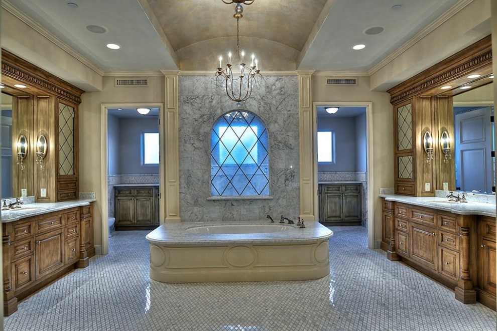 Inspiration för ett mycket stort medelhavsstil badrum, med ett undermonterad handfat, skåp i mellenmörkt trä, ett undermonterat badkar, en dubbeldusch, en toalettstol med separat cisternkåpa och beige väggar