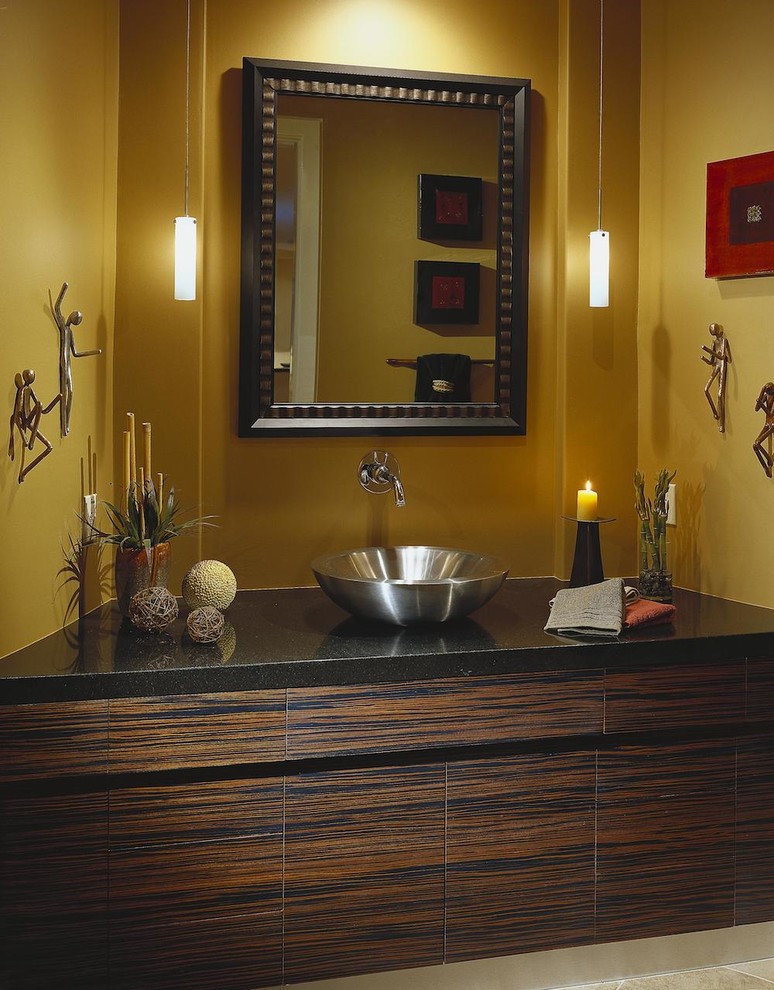 На фото: большая ванная комната в современном стиле с настольной раковиной, плоскими фасадами, темными деревянными фасадами, столешницей из гранита, плиткой из листового камня и желтыми стенами с