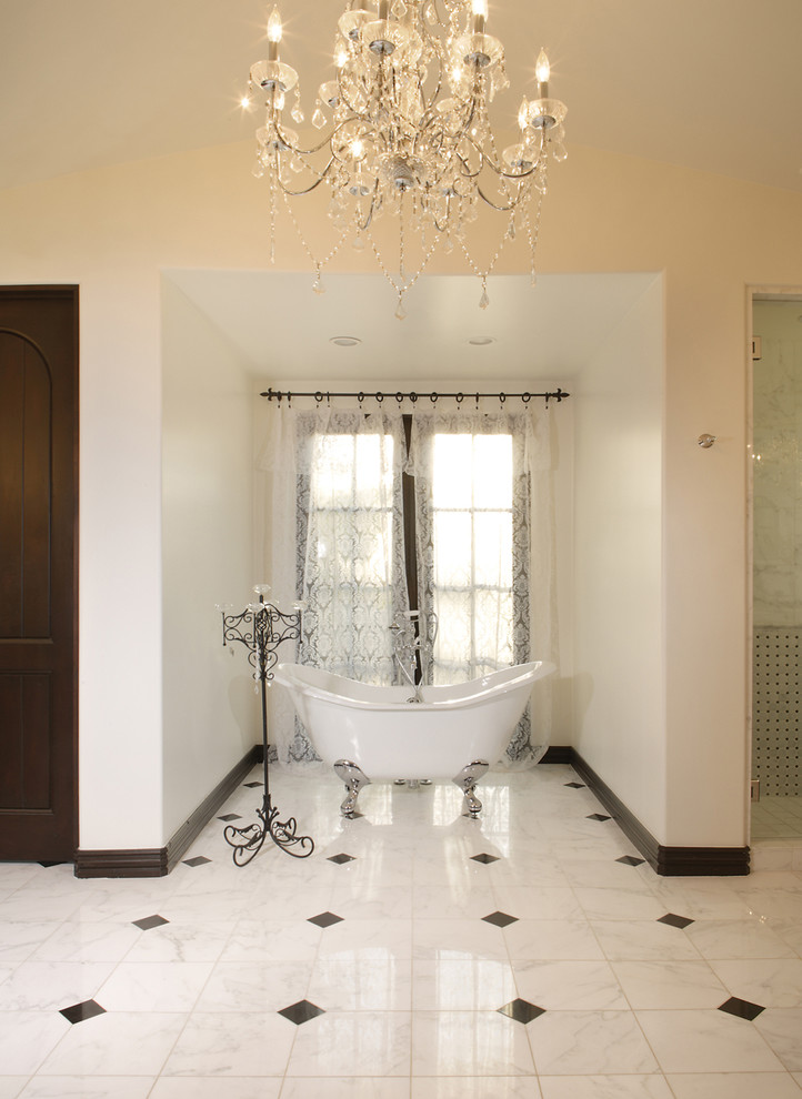 Idéer för medelhavsstil badrum, med ett badkar med tassar, vit kakel och stenkakel