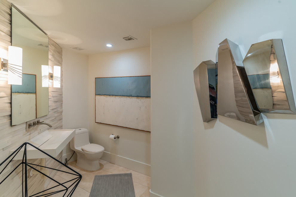 Kleines Modernes Badezimmer mit Toilette mit Aufsatzspülkasten, beigen Fliesen, Steinfliesen, weißer Wandfarbe, Travertin, Wandwaschbecken und beigem Boden in Minneapolis
