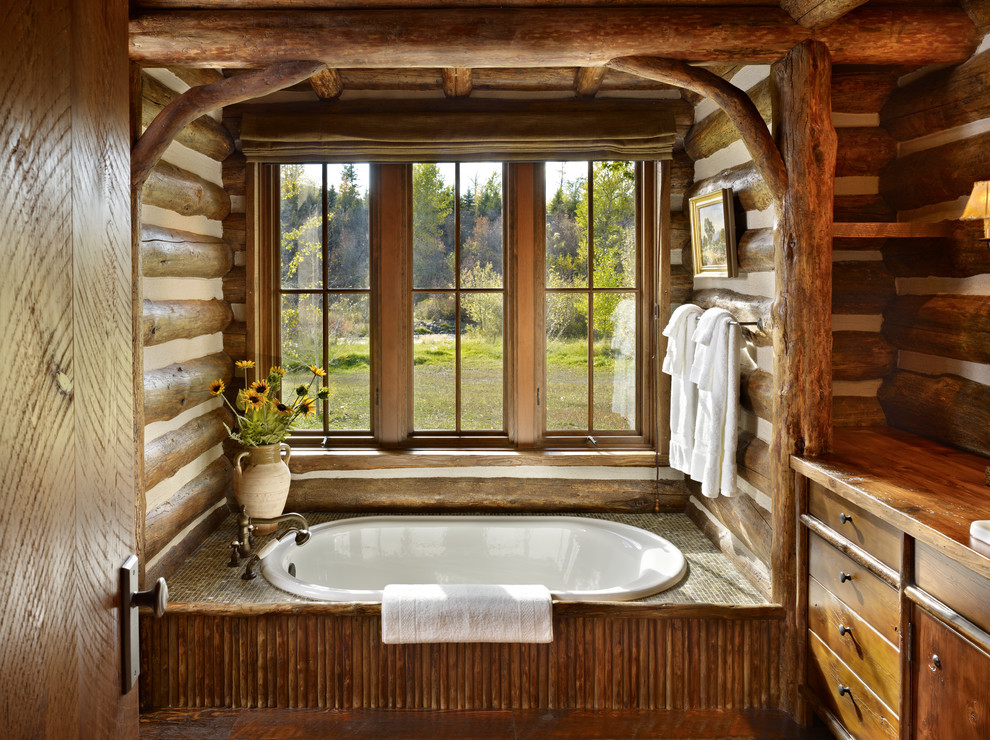 Esempio di una grande stanza da bagno padronale rustica con ante in legno bruno, vasca da incasso, pareti marroni, top in legno, top marrone e ante lisce