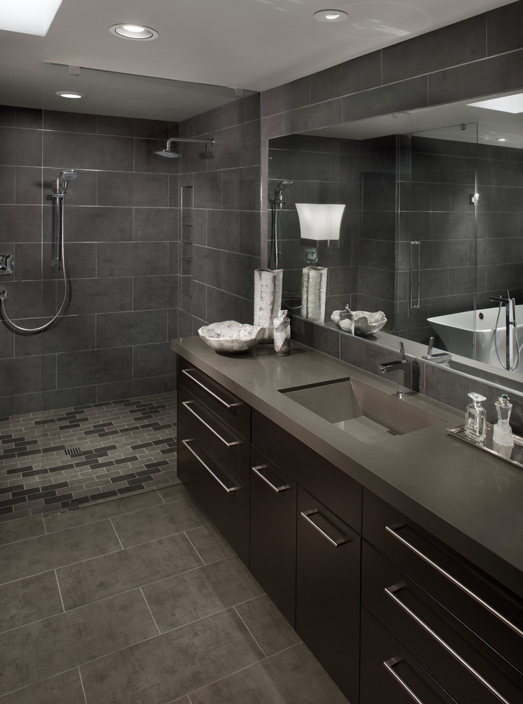Bild på ett funkis grå grått badrum, med en öppen dusch, med dusch som är öppen och grått golv