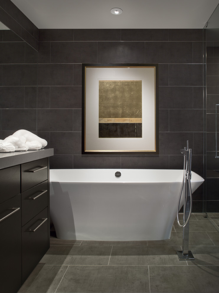 Idéer för ett modernt badrum, med ett fristående badkar och grått golv