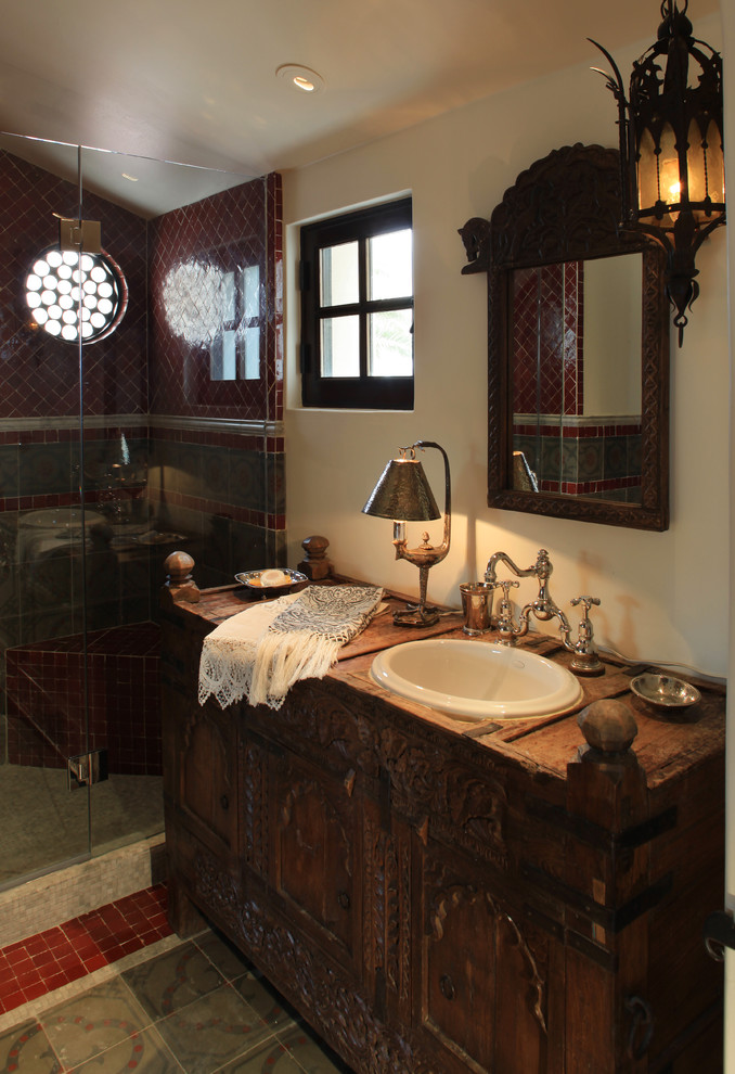 Идея дизайна: ванная комната в средиземноморском стиле с накладной раковиной, темными деревянными фасадами, душем в нише и окном