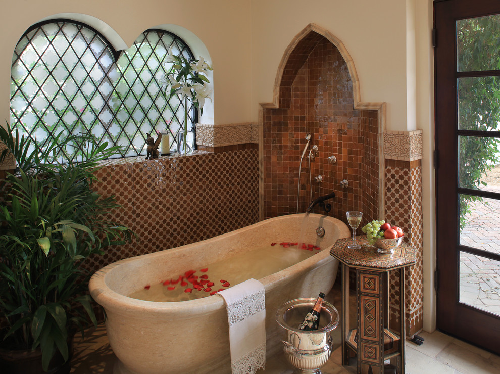 Imagen de cuarto de baño mediterráneo con bañera exenta