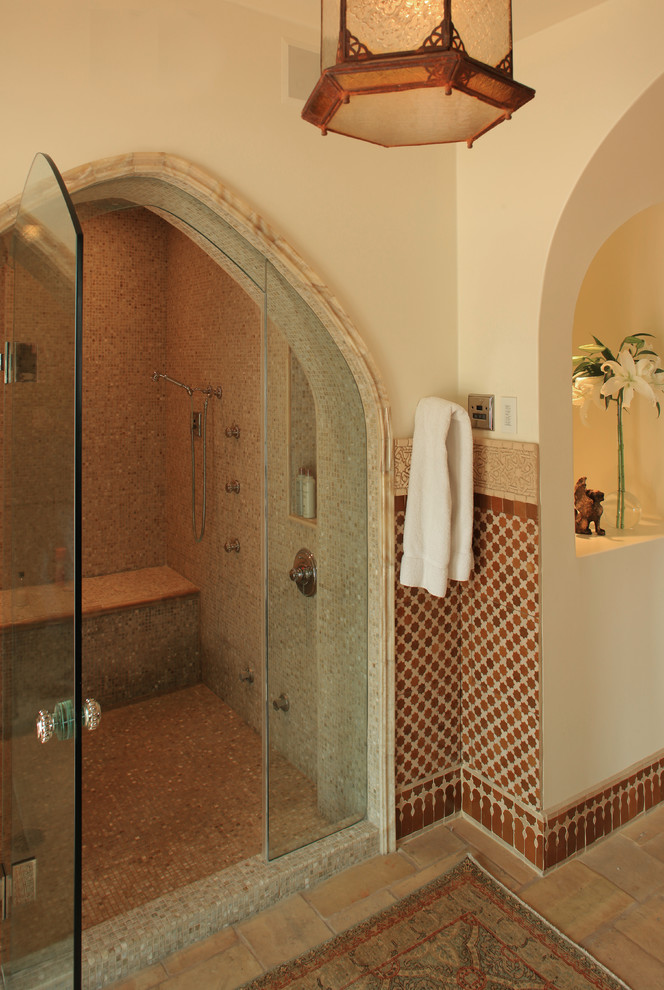 Идея дизайна: ванная комната в средиземноморском стиле с душем в нише
