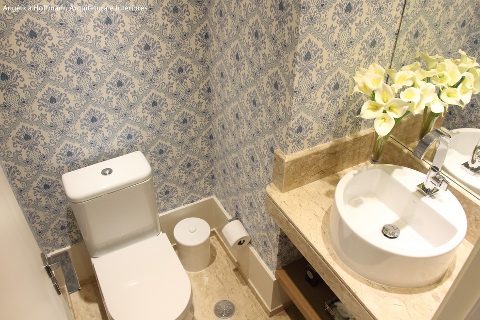 Idéer för små funkis badrum med dusch, med öppna hyllor, skåp i ljust trä, en toalettstol med hel cisternkåpa, blå kakel, blå väggar, travertin golv, ett konsol handfat, marmorbänkskiva och beiget golv