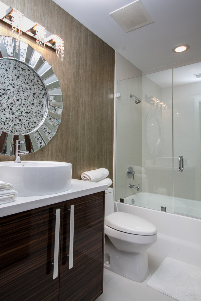 На фото: ванная комната в современном стиле с настольной раковиной, плоскими фасадами, темными деревянными фасадами, ванной в нише, душем над ванной и белой плиткой с