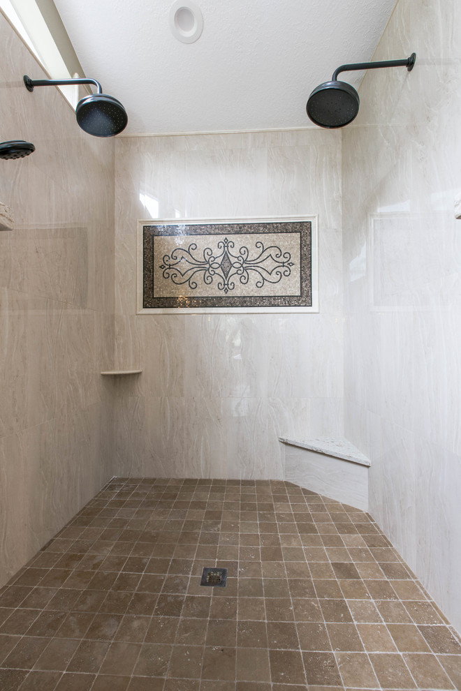 Idéer för stora vintage en-suite badrum, med luckor med upphöjd panel, bruna skåp, en hörndusch, flerfärgad kakel, porslinskakel, travertin golv, ett undermonterad handfat, bänkskiva i kvarts och flerfärgat golv