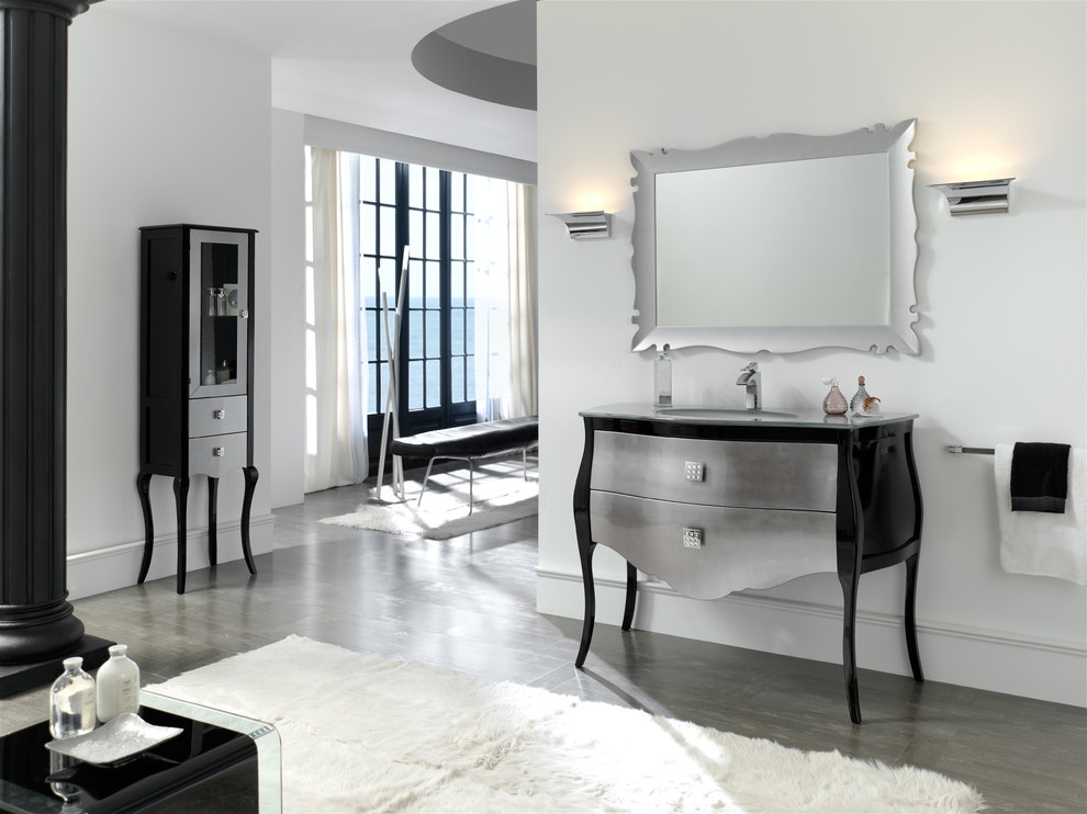 Idee per una stanza da bagno con doccia eclettica di medie dimensioni con lavabo a consolle, consolle stile comò, ante nere e top in vetro