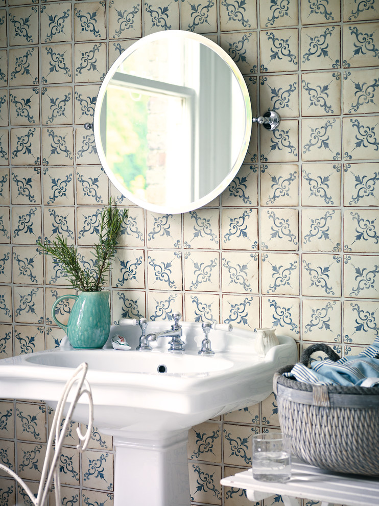 Design ideas for a classic bathroom in Copenhagen with ceramic tiles.