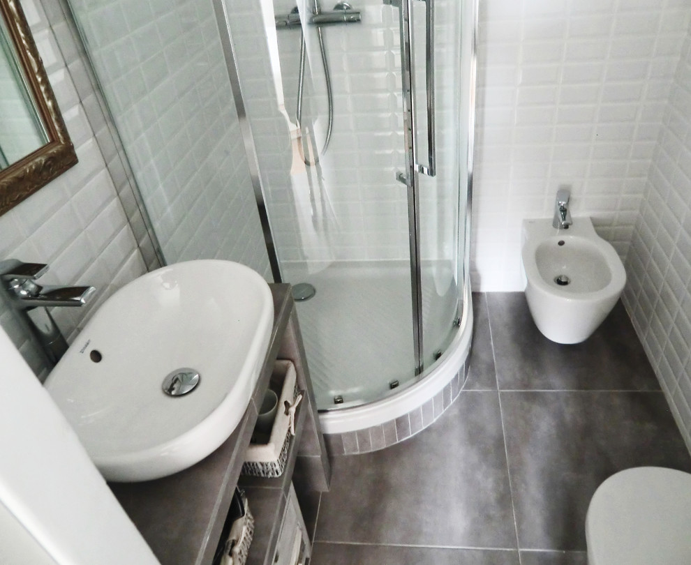 Foto de cuarto de baño contemporáneo con lavabo sobreencimera, encimera de azulejos, ducha esquinera, baldosas y/o azulejos blancos y baldosas y/o azulejos de cerámica