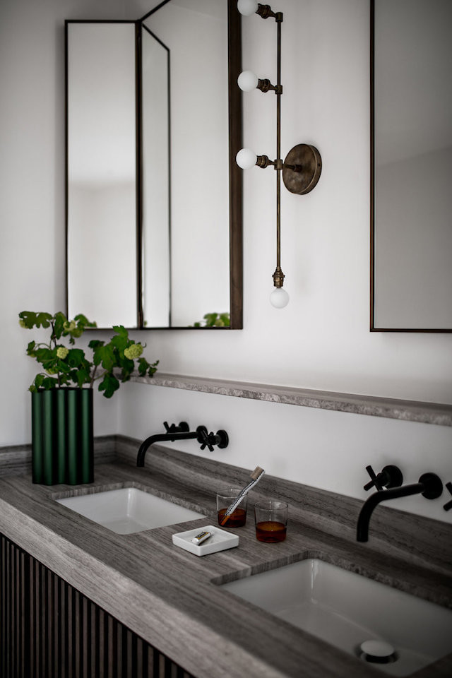 На фото: главная ванная комната среднего размера в скандинавском стиле с отдельно стоящей ванной, белыми стенами, светлым паркетным полом, врезной раковиной, столешницей из бетона и бежевым полом