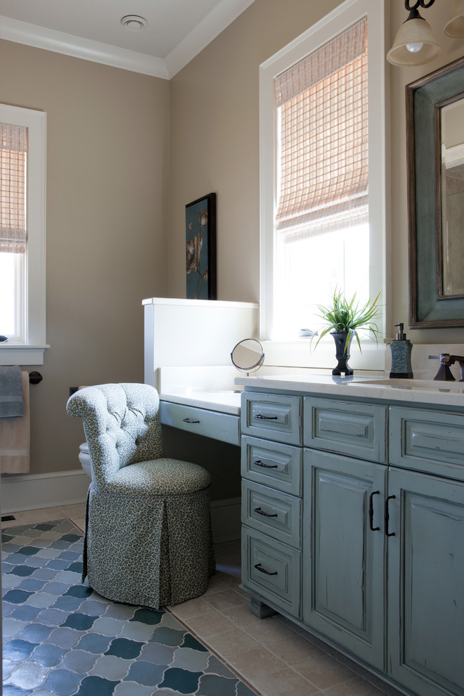На фото: ванная комната в классическом стиле с синей плиткой, керамической плиткой и бежевыми стенами