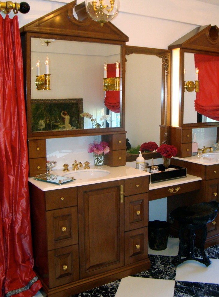 На фото: ванная комната в классическом стиле с коричневыми фасадами, фасадами островного типа, врезной раковиной и разноцветной плиткой