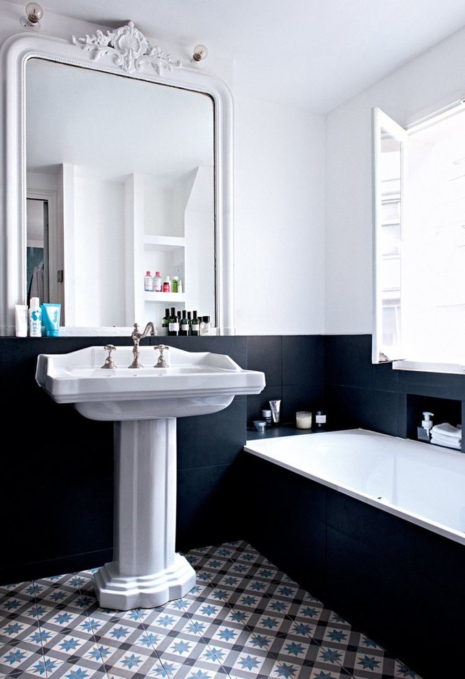 Стильный дизайн: большая главная ванная комната в стиле неоклассика (современная классика) с раковиной с пьедесталом, керамогранитной плиткой, ванной в нише, белыми стенами, полом из керамогранита, открытыми фасадами, разноцветным полом и синей столешницей - последний тренд
