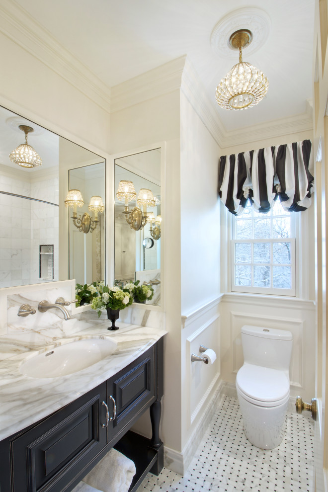 Пример оригинального дизайна: маленькая ванная комната в классическом стиле с фасадами островного типа, черными фасадами, полновстраиваемой ванной, душем над ванной, унитазом-моноблоком, серой плиткой, мраморной плиткой, белыми стенами, мраморным полом, душевой кабиной, врезной раковиной, столешницей из кварцита, белым полом, шторкой для ванной, тумбой под одну раковину, напольной тумбой и панелями на стенах для на участке и в саду