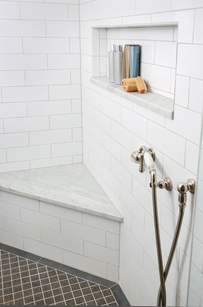 Foto de cuarto de baño principal tradicional de tamaño medio con ducha esquinera, baldosas y/o azulejos blancos, baldosas y/o azulejos de cemento y paredes blancas