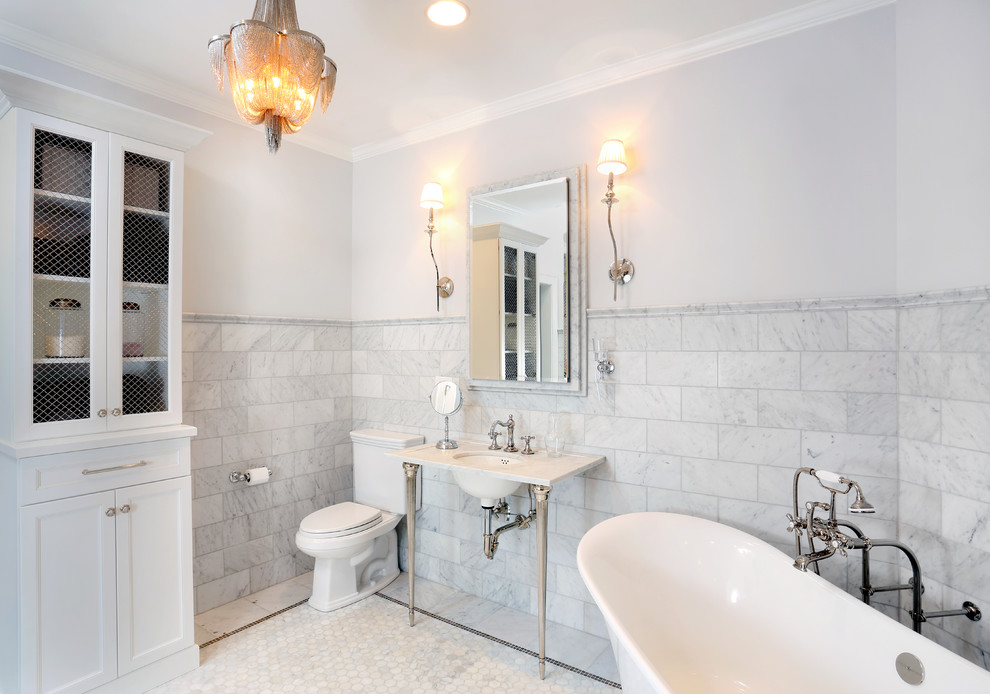 Idéer för ett stort klassiskt en-suite badrum, med ett piedestal handfat, möbel-liknande, vita skåp, ett fristående badkar, en toalettstol med separat cisternkåpa, grå kakel, stenkakel och grå väggar