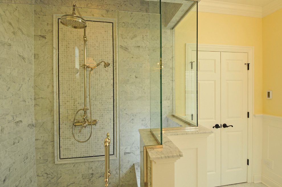 Источник вдохновения для домашнего уюта: главная ванная комната в классическом стиле с фасадами островного типа, белыми фасадами, ванной на ножках, белой плиткой, каменной плиткой, желтыми стенами и мраморной столешницей