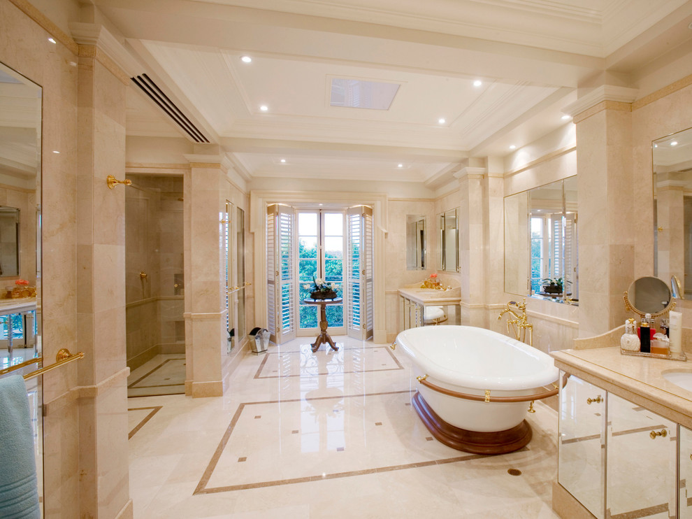 Aménagement d'une très grande douche en alcôve principale classique avec un placard à porte vitrée, une baignoire indépendante, du carrelage en marbre, un sol en marbre, un lavabo encastré, un plan de toilette en marbre et aucune cabine.