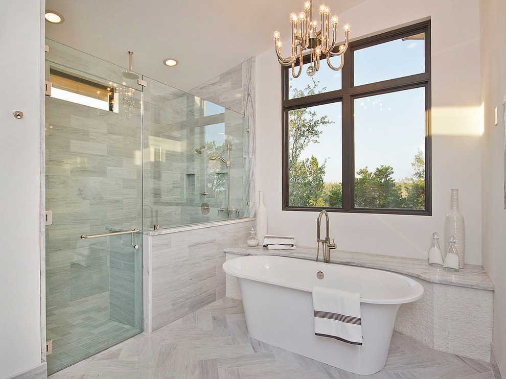 Modelo de cuarto de baño principal minimalista grande con bañera exenta, ducha empotrada, baldosas y/o azulejos grises y paredes blancas