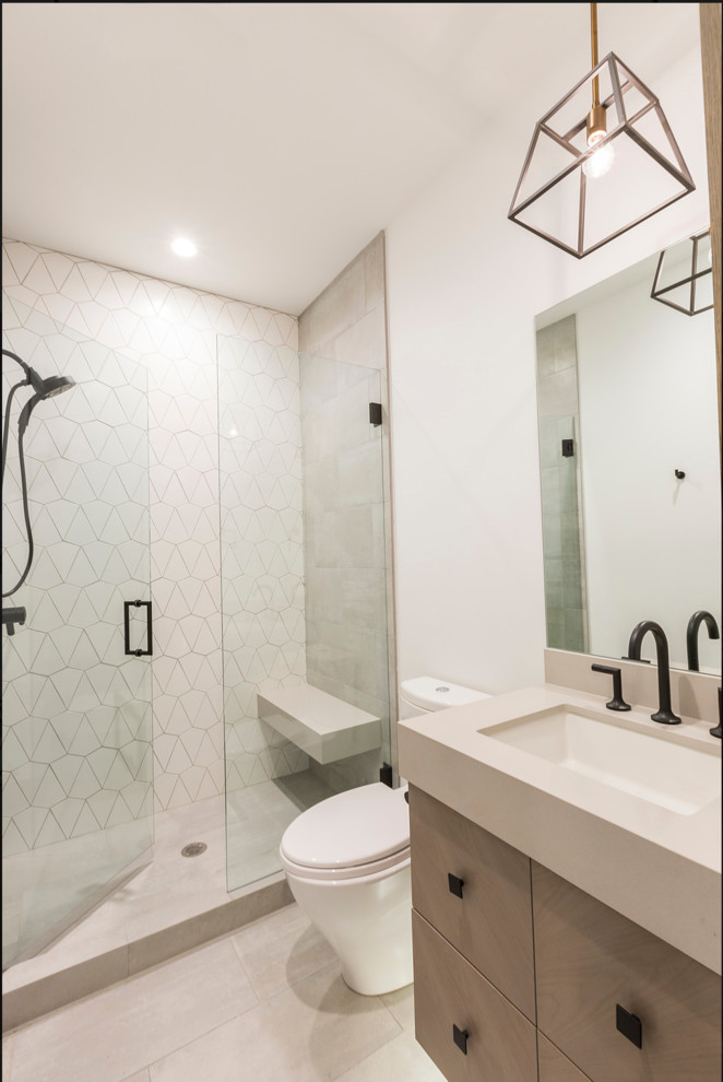 Modern inredning av ett litet badrum med dusch, med släta luckor, skåp i slitet trä, en dusch i en alkov, vit kakel, porslinskakel, vita väggar, klinkergolv i porslin, ett undermonterad handfat, bänkskiva i akrylsten, beiget golv och dusch med gångjärnsdörr