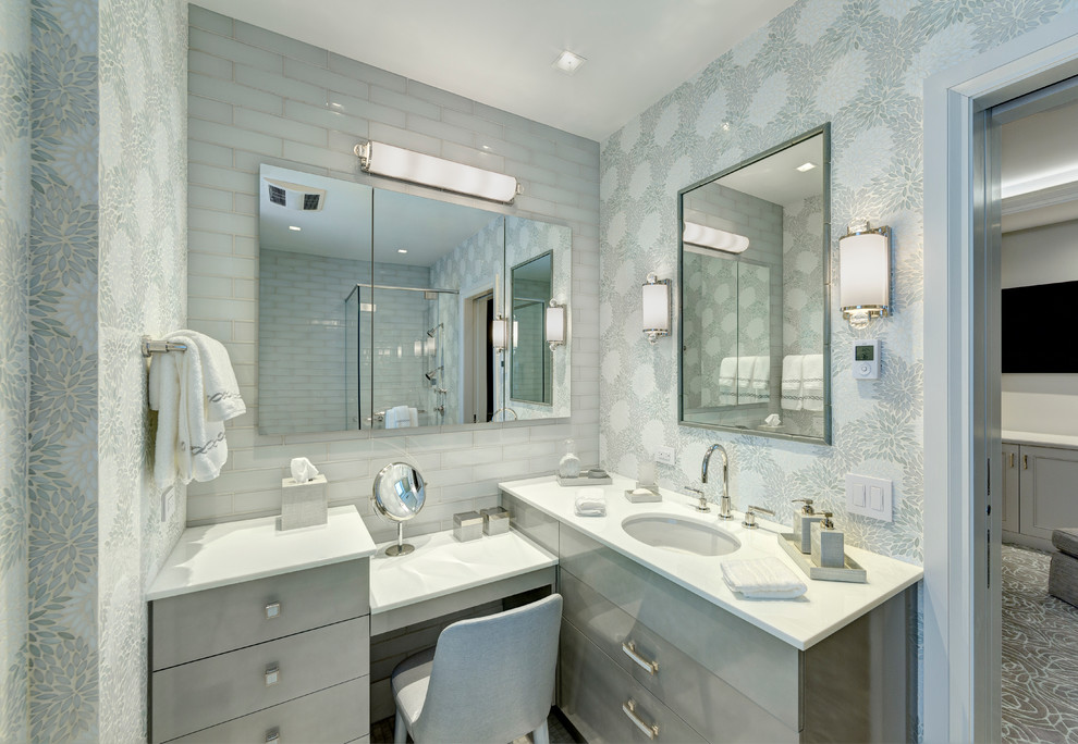 Источник вдохновения для домашнего уюта: огромная ванная комната в современном стиле с врезной раковиной, плоскими фасадами, белыми фасадами, мраморной столешницей, душем в нише, унитазом-моноблоком, белой плиткой, стеклянной плиткой, белыми стенами, полом из мозаичной плитки и душевой кабиной