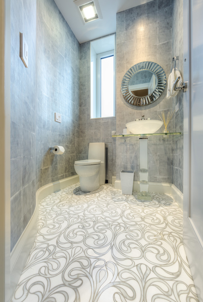 На фото: маленькая ванная комната в современном стиле с раковиной с пьедесталом, стеклянной столешницей, унитазом-моноблоком, синей плиткой, каменной плиткой, синими стенами, полом из мозаичной плитки и душевой кабиной для на участке и в саду