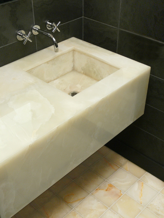 Immagine di una stanza da bagno design con top in onice