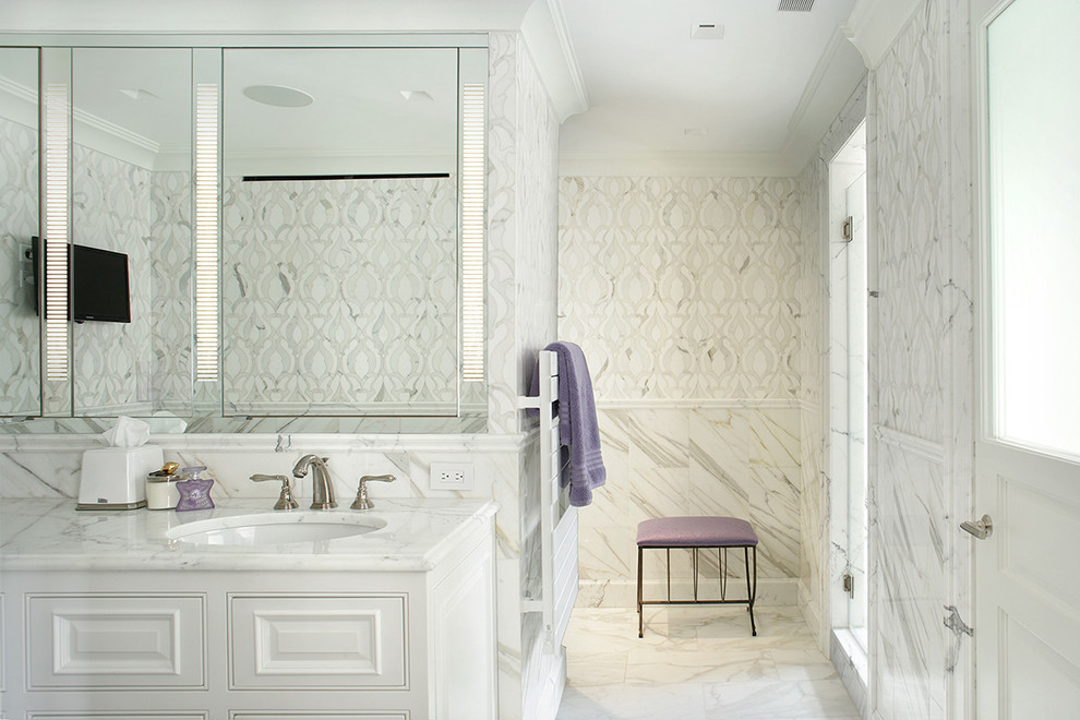 Immagine di una grande stanza da bagno classica con lavabo sottopiano, ante bianche, top in marmo, piastrelle bianche, pavimento in marmo e ante con bugna sagomata